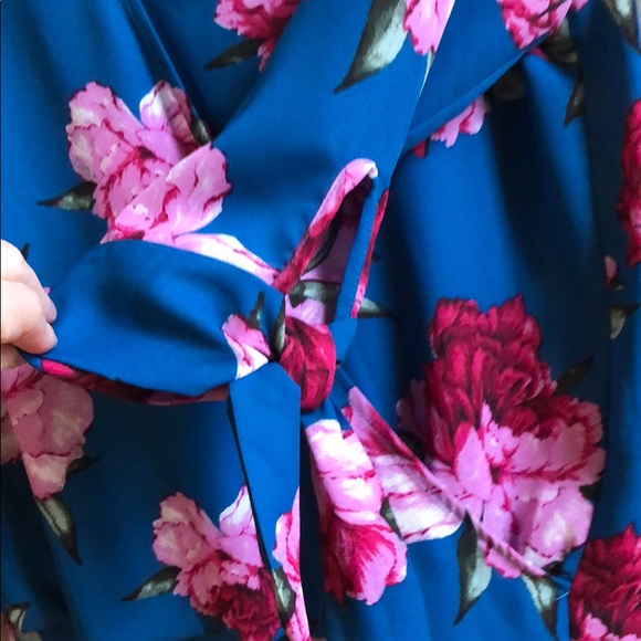 Flowered blouse. - Picture 2 of 3